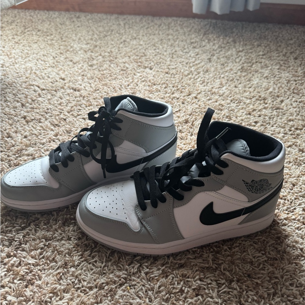 Nike Jordan’s retro mid 1 shoes Women’s size 8, Men’s 6.5